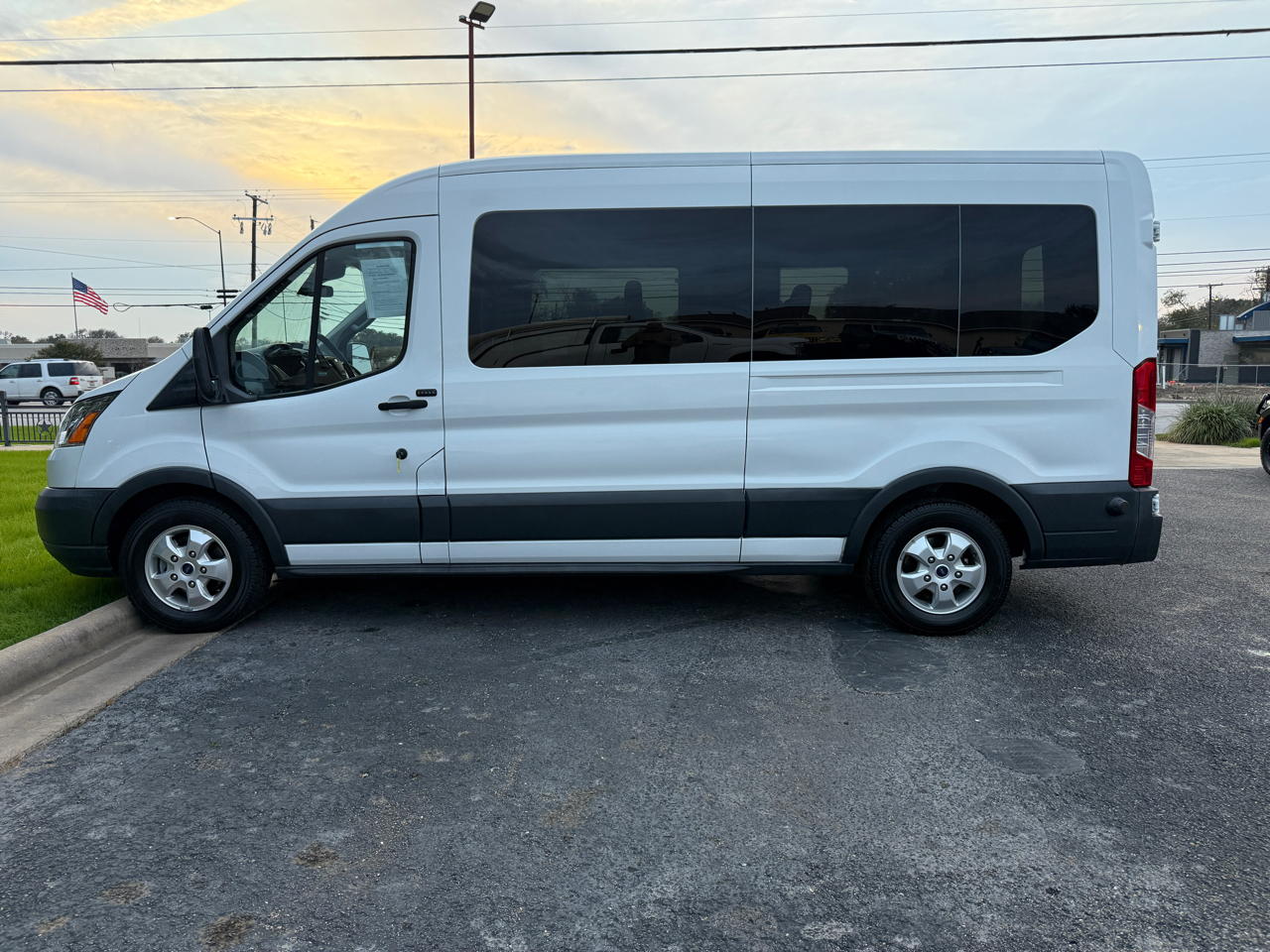 2018 Ford Transit 350 Wagon Med. Roof XLT w/Sliding Pass. 148-in. WB