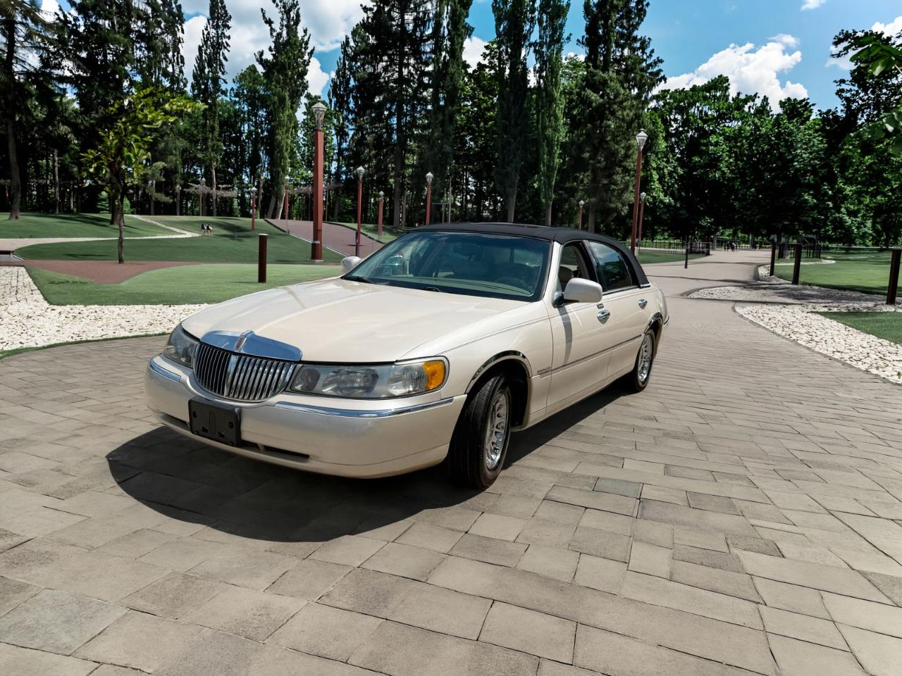 2001 Lincoln Town Car Cartier