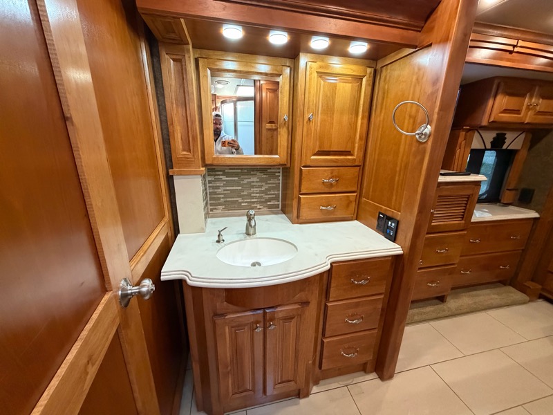 Tiffin Motorhomes Phaeton  2015