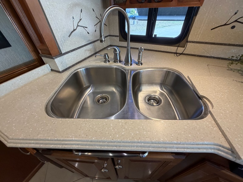 Tiffin Motorhomes Phaeton  2013