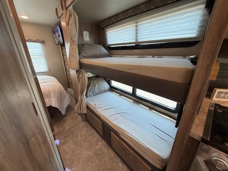 Entegra Coach Odyssey  2020