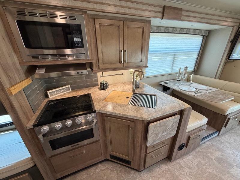 Entegra Coach Odyssey  2020