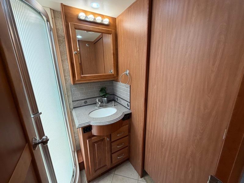 Tiffin Motorhomes Phaeton  2011