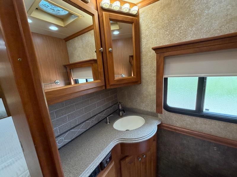 Tiffin Motorhomes Phaeton  2011