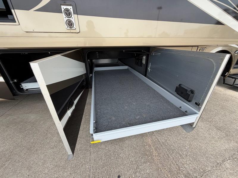 Tiffin Motorhomes Phaeton  2011
