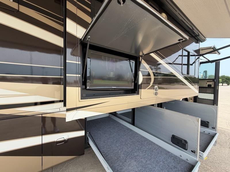 Tiffin Motorhomes Phaeton  2011