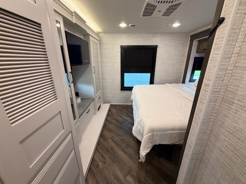 Entegra Coach Accolade  2025