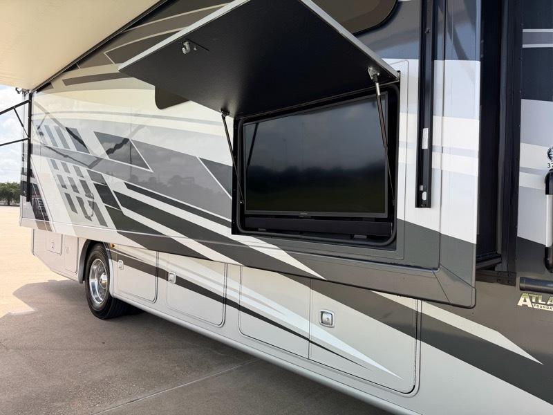 Thor Motor Coach Palazzo  2025