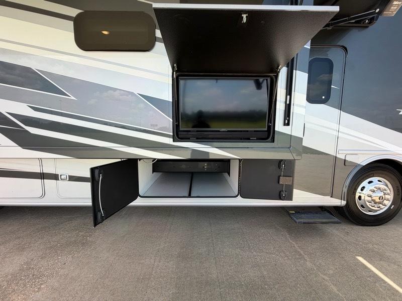 Thor Motor Coach Palazzo  2025