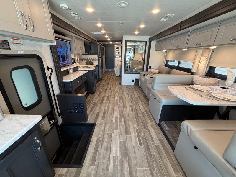 Thor Motor Coach Palazzo  2025
