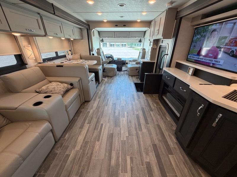 Thor Motor Coach Palazzo  2025