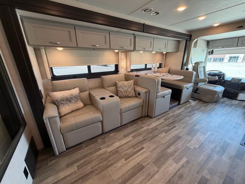 Thor Motor Coach Palazzo  2025
