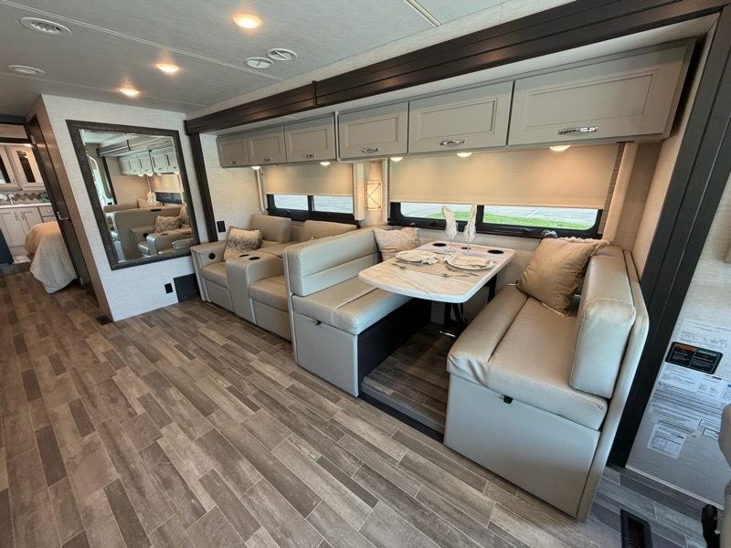 Thor Motor Coach Palazzo  2025