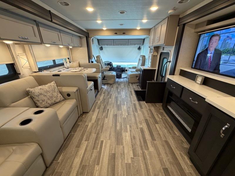 Thor Motor Coach Palazzo  2025