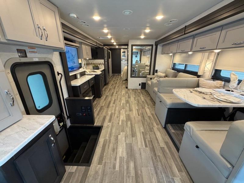 Thor Motor Coach Palazzo  2025