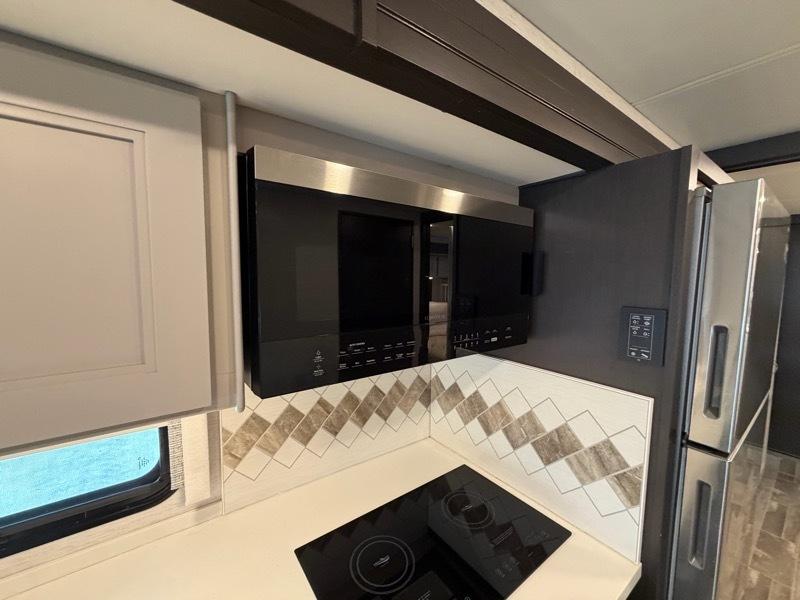 Thor Motor Coach Palazzo  2025