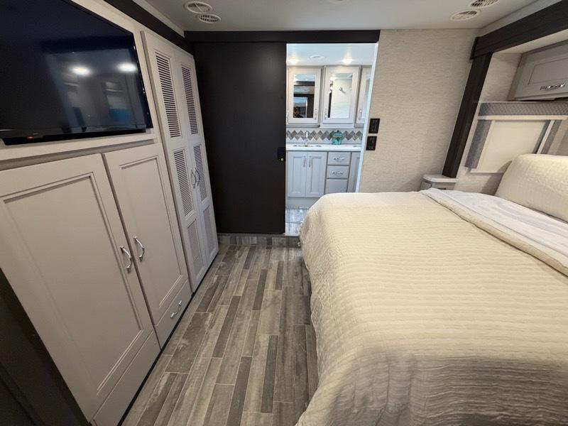 Thor Motor Coach Palazzo  2025