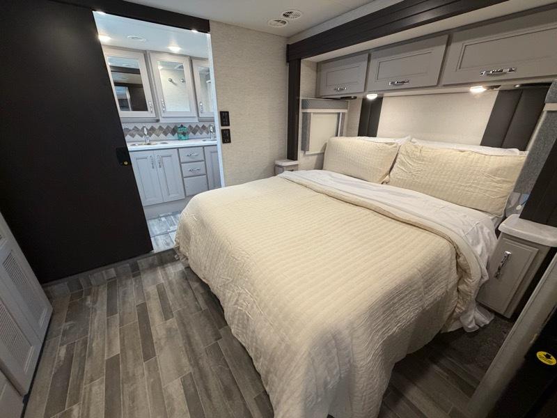 Thor Motor Coach Palazzo  2025