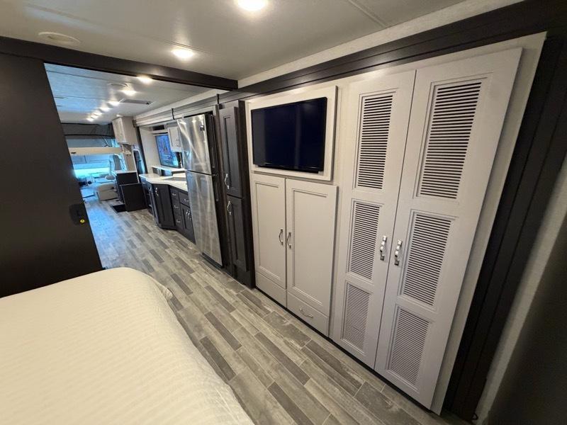 Thor Motor Coach Palazzo  2025