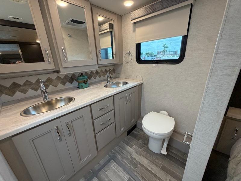 Thor Motor Coach Palazzo  2025