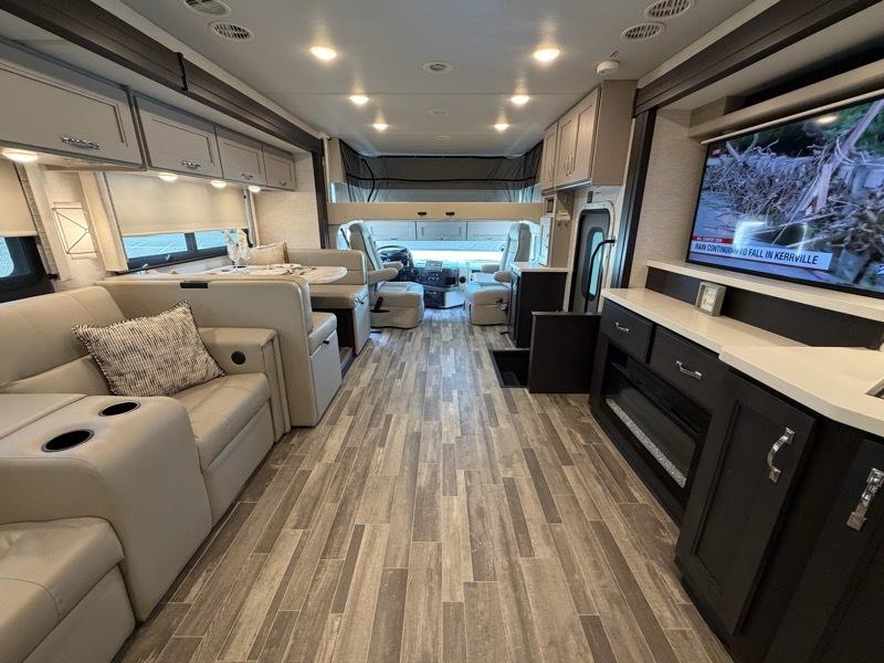 Thor Motor Coach Palazzo  2025
