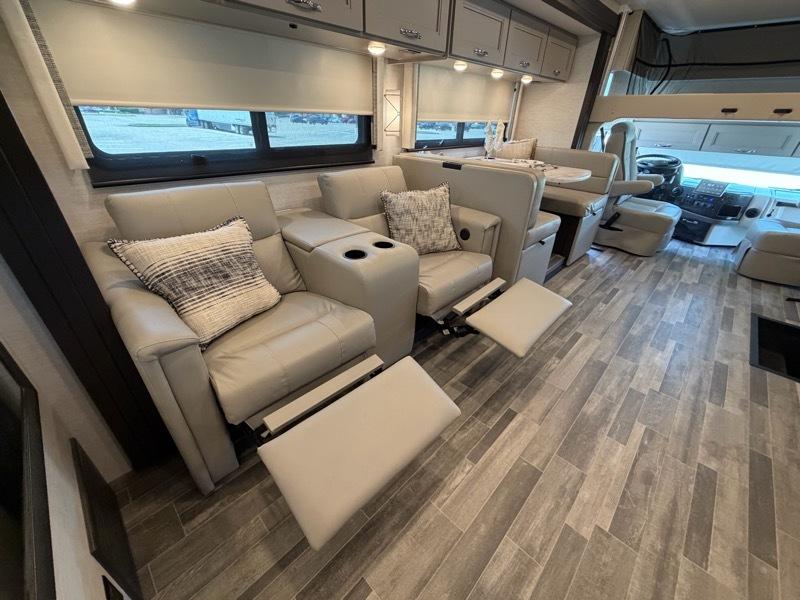 Thor Motor Coach Palazzo  2025