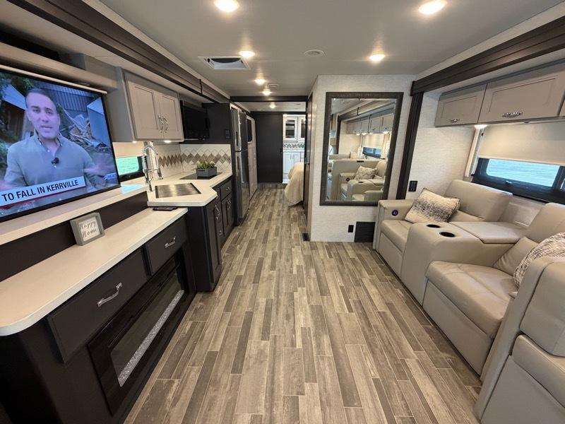 Thor Motor Coach Palazzo  2025