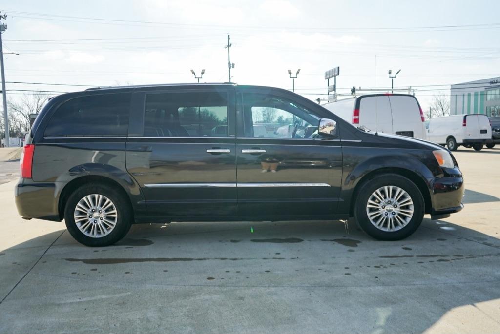 Chrysler Town & Country Limited 2013