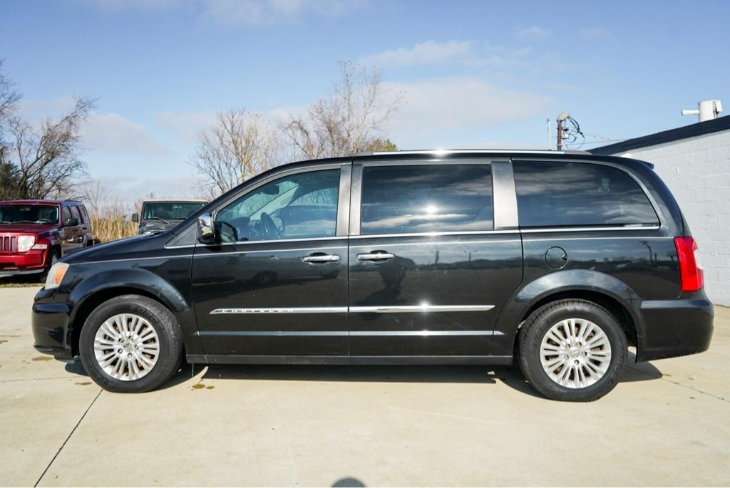 Chrysler Town & Country Limited 2013