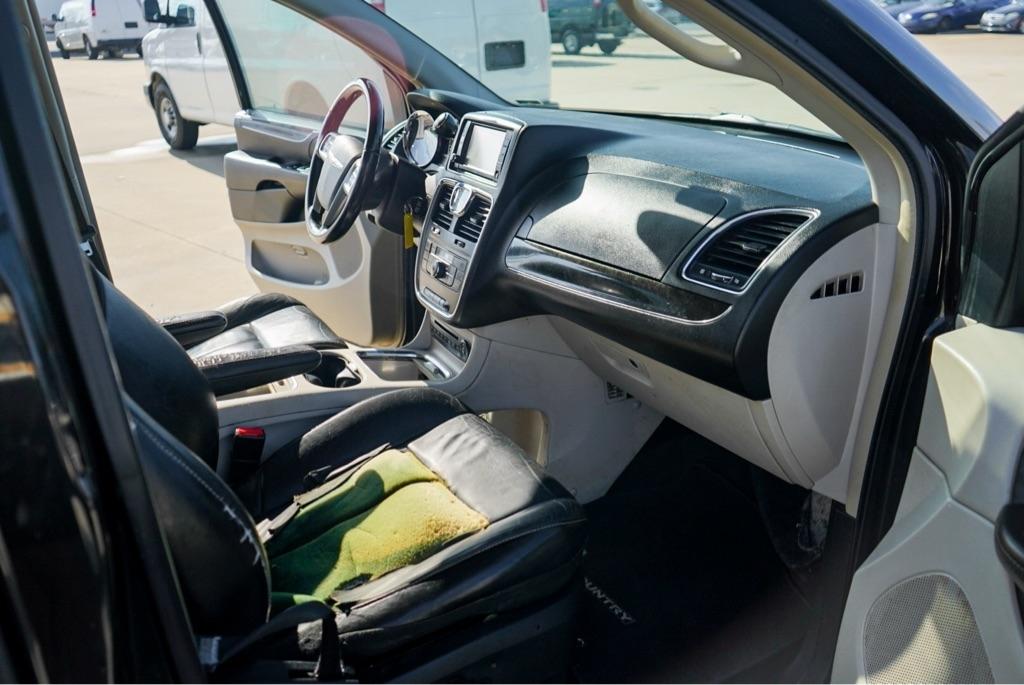 Chrysler Town & Country Limited 2013