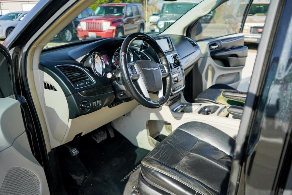 Chrysler Town & Country Limited 2013