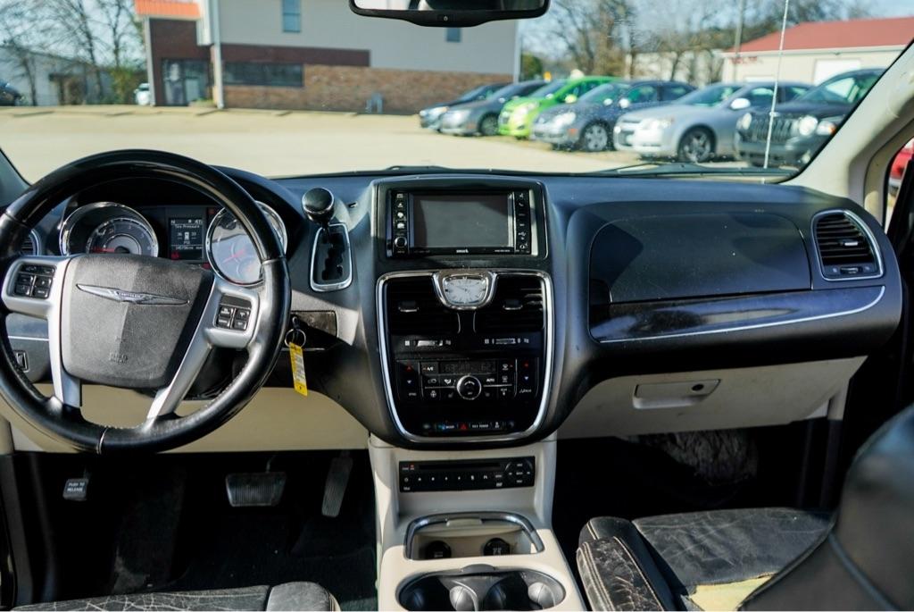 Chrysler Town & Country Limited 2013