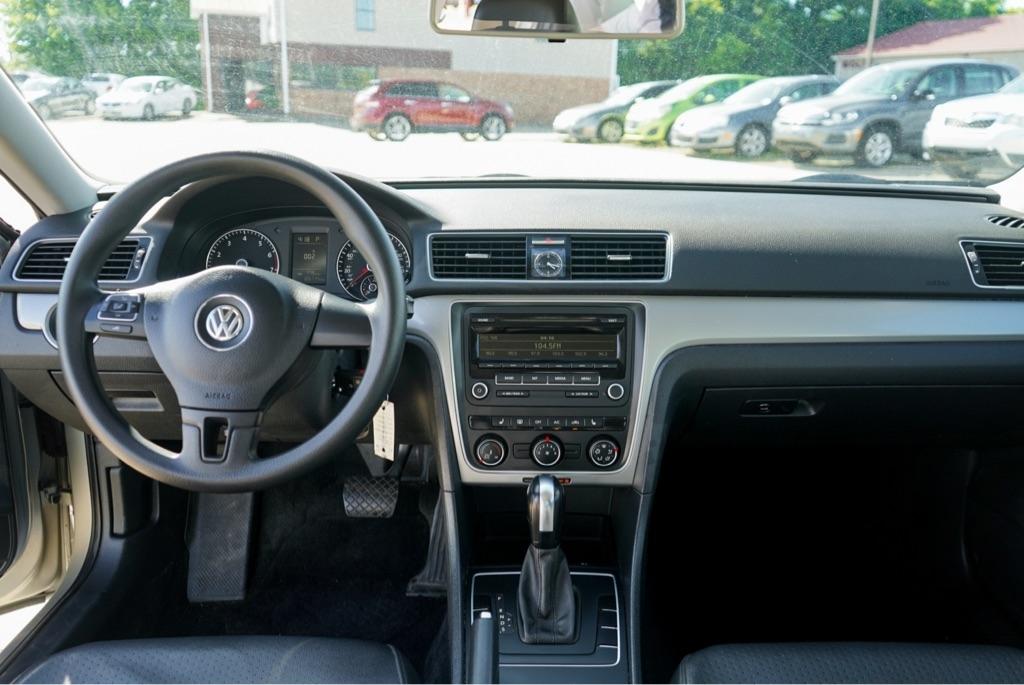 Volkswagen Passat 2.5L S 2013