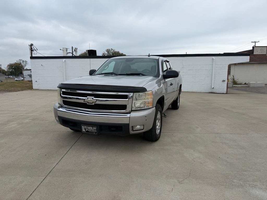 Chevrolet Silverado photo 2
