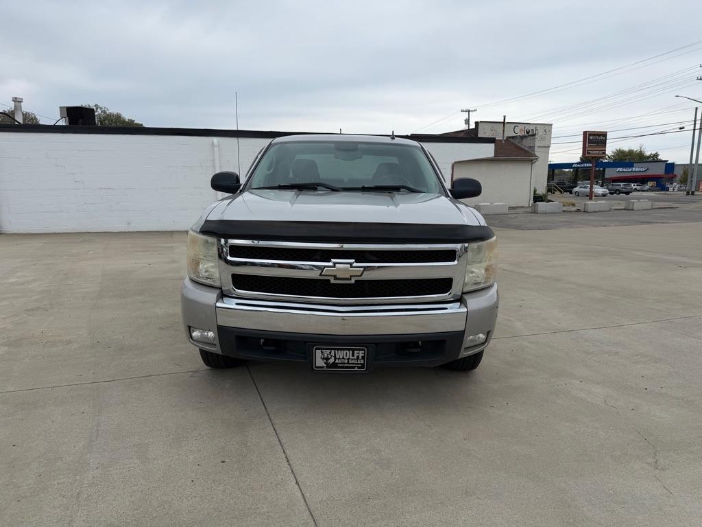 Chevrolet Silverado photo 3