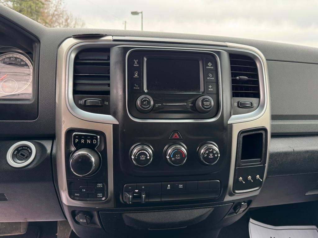 RAM 1500 SLT Quad Cab 4WD 2016