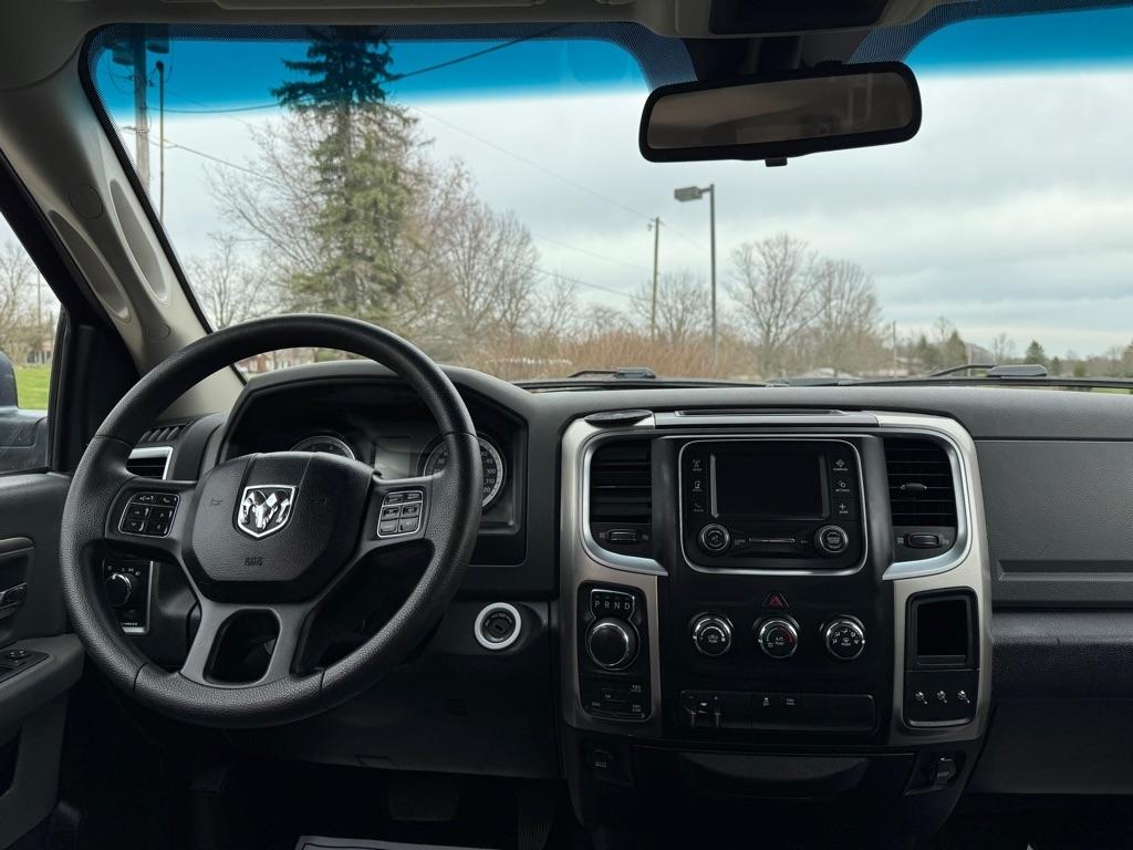 RAM 1500 SLT Quad Cab 4WD 2016