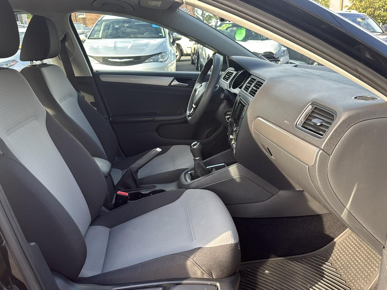 Volkswagen Jetta 1.4T S 6A 2017