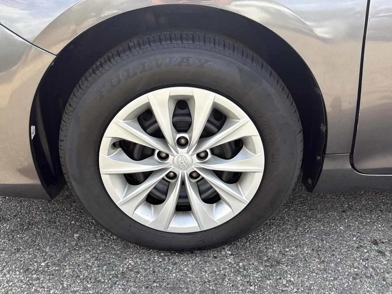 Toyota Camry 4dr Sdn LE Auto 2017