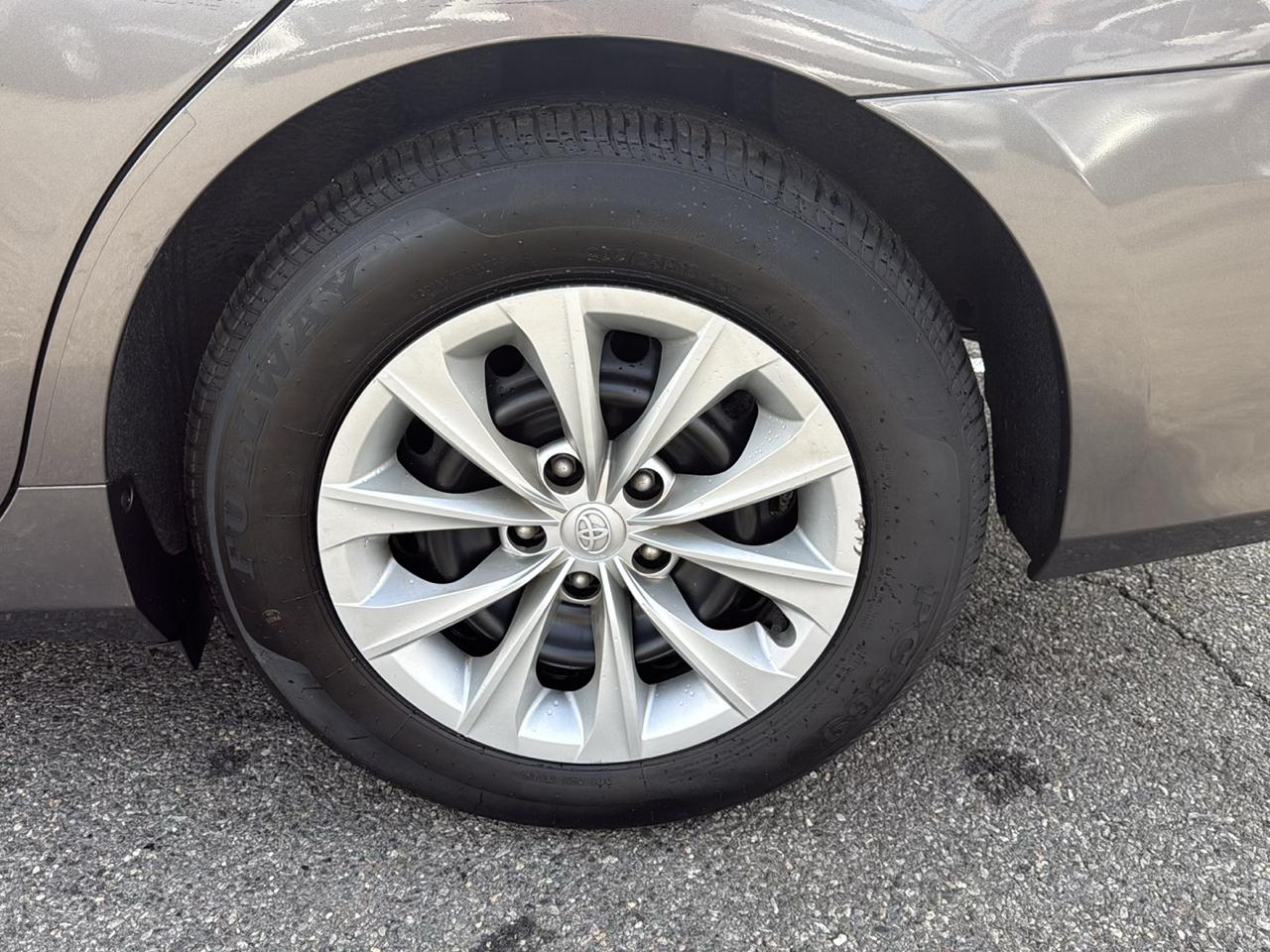 Toyota Camry 4dr Sdn LE Auto 2017
