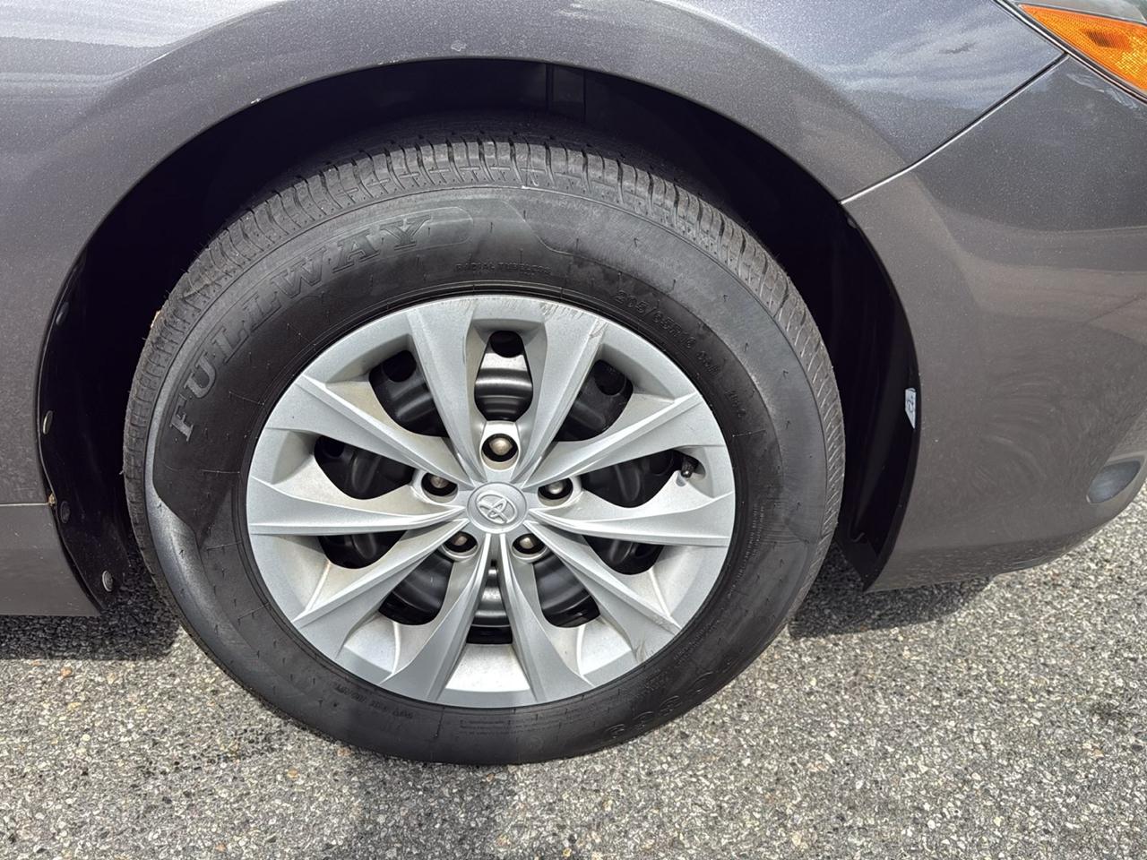 Toyota Camry 4dr Sdn LE Auto 2017