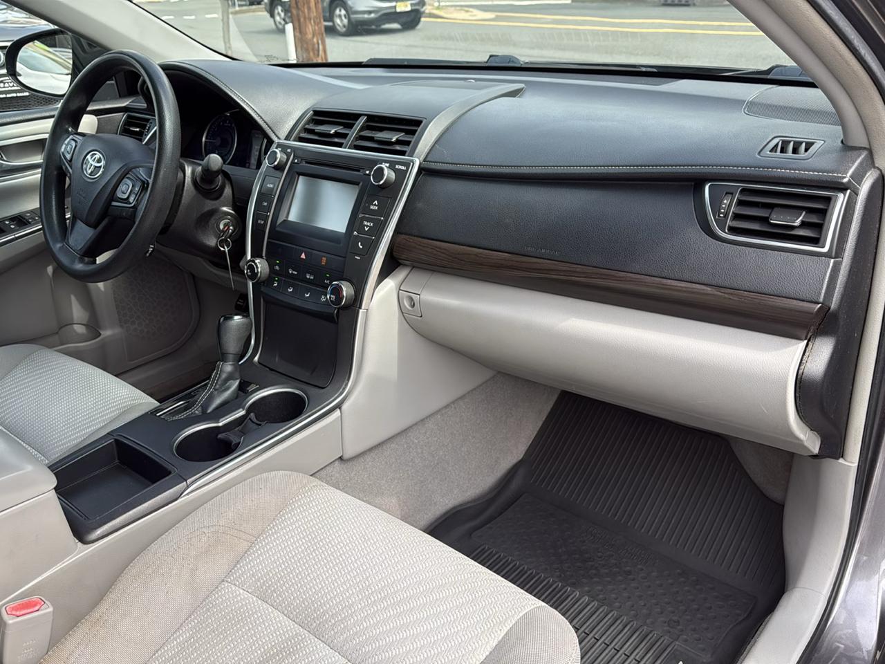 Toyota Camry 4dr Sdn LE Auto 2017