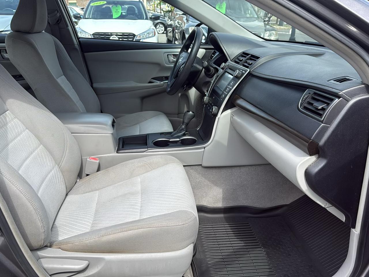 Toyota Camry 4dr Sdn LE Auto 2017