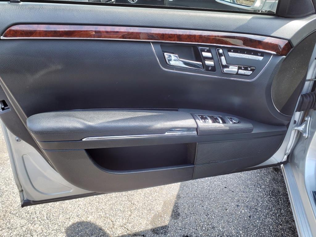 Mercedes-Benz S-Class S550 4-MATIC 2012