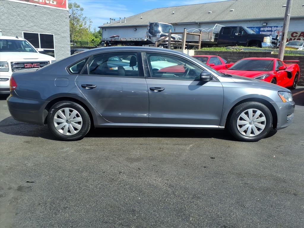 Volkswagen Passat 2.5L S W/Appearance 2013