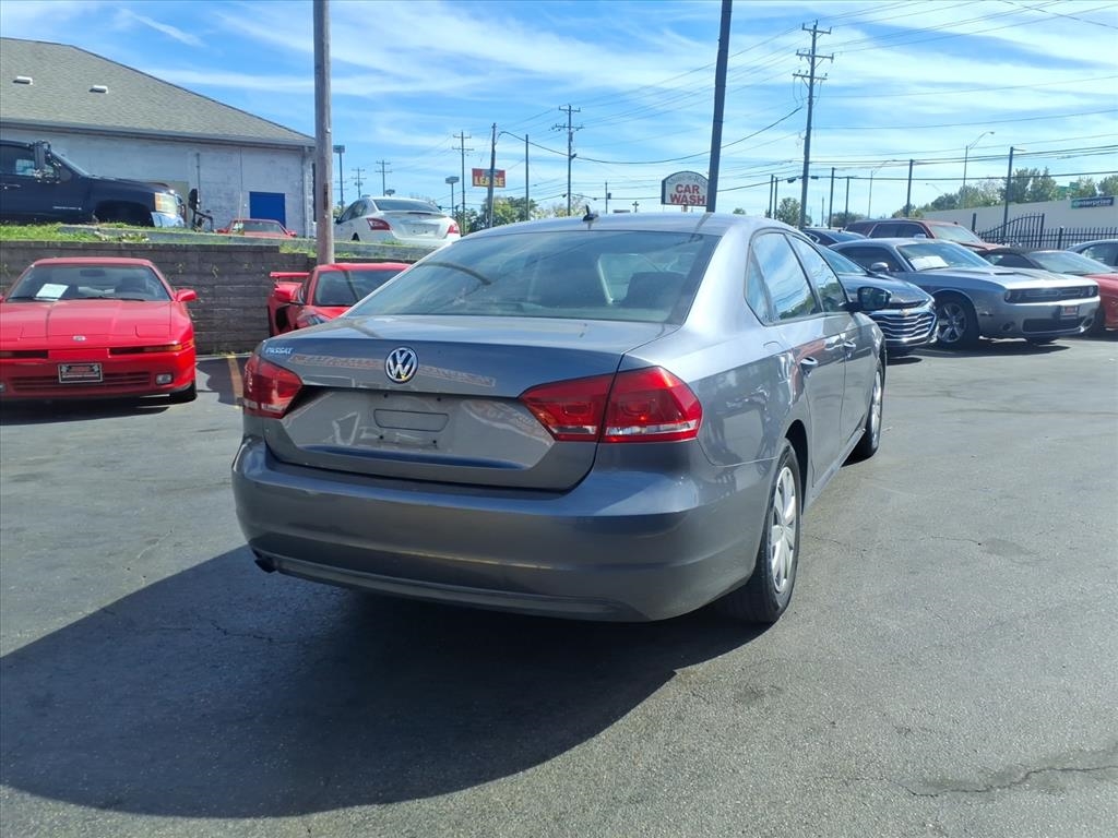 Volkswagen Passat 2.5L S W/Appearance 2013