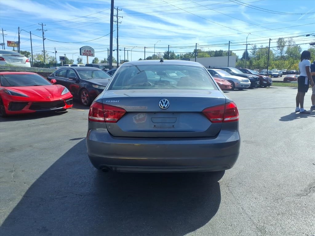 Volkswagen Passat 2.5L S W/Appearance 2013