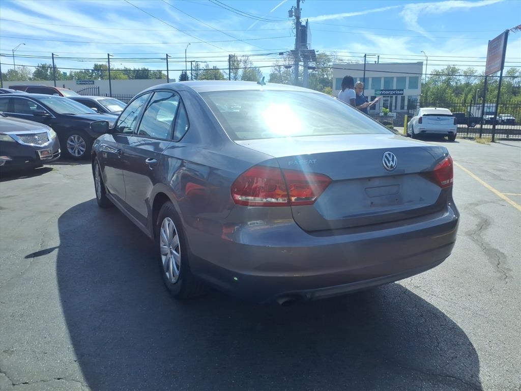Volkswagen Passat 2.5L S W/Appearance 2013