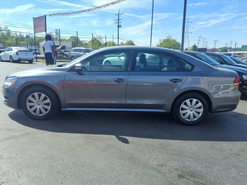 Volkswagen Passat 2.5L S W/Appearance 2013