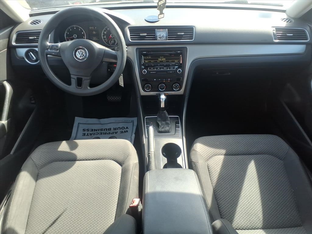 Volkswagen Passat 2.5L S W/Appearance 2013